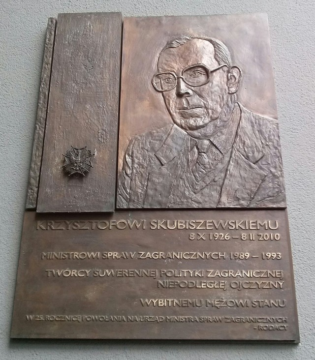 Krzysztof Skubiszewski był pierwszym szefem MSZ III RP. Był ministrem w rządach Mazowieckiego, Bieleckiego Suchockiej
