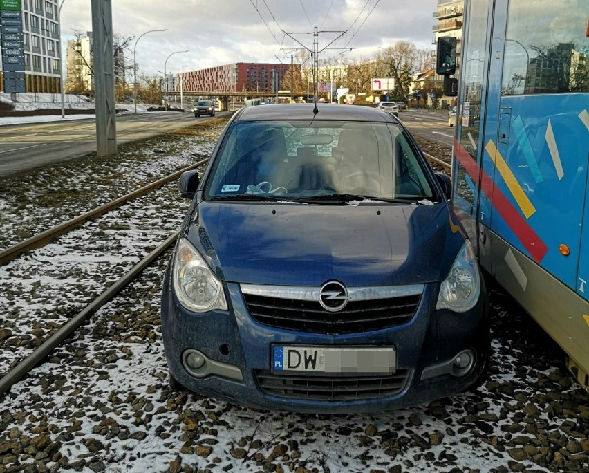 Samochód osobowy wypad z jezdni i zatrzymał się na torowisku...