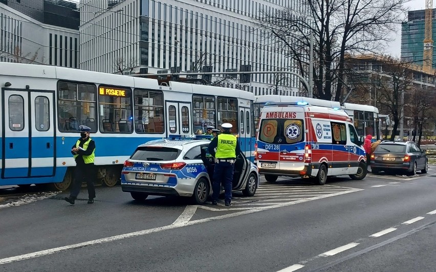 Wypadek tramwaju i samochodu osobowego przy Sky Tower [ZDJĘCIA]