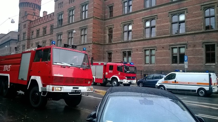 Wrocław: Alarm bombowy i ewakuacja w sądzie przy Podwalu (ZDJĘCIA)