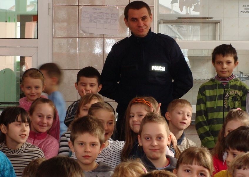 Szkołę w Olesznie odwiedził przed feriami młodszy aspirant...