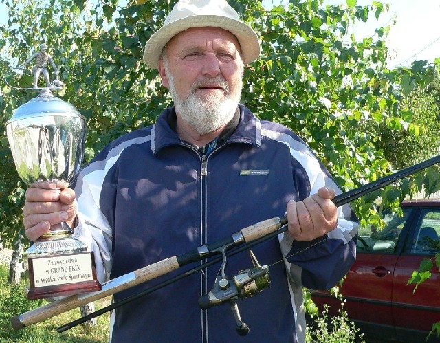 Buski eks-burmistrz Witold Gajewski - z pucharem i markową wędką za wygraną w mistrzostwach Grand Prix 2012.