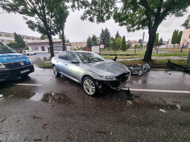 Policja szuka kierowcy, który uciekł z miejsca wypadku.Przejdź do kolejnego zdjęcia --->