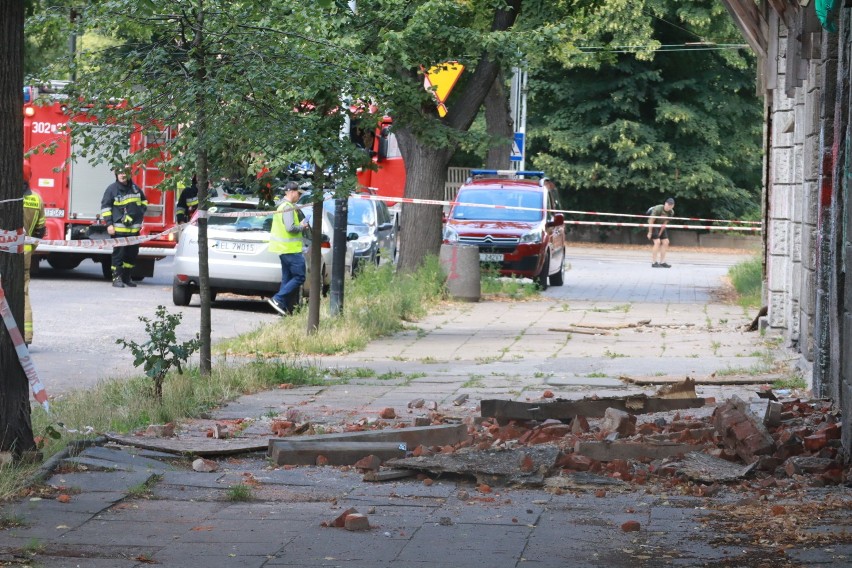 Akcja na ulicy Jerzego 11 w Łodzi - zawaliła się część...