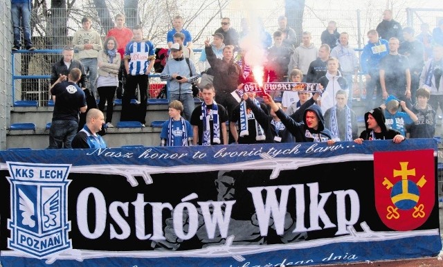 Kibice w Ostrowie zgotowali piłkarzom Lecha Poznań gorące przyjęcie