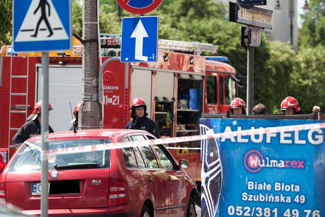 Samochód osobowy uderzył w latarnię tuż przy przejściu dla pieszych.Około godziny 14.30 doszło do kolizji przy al. Mickiewicza w Bydgoszczy.  Kierowca skody fabii nie zachował ostrożności przy omijaniu i uderzył w latarnię uliczną.51-letni mężczyzna dostał mandat. Był trzeźwy.Przy Mickiewicza nie ma już utrudnień w ruchu.