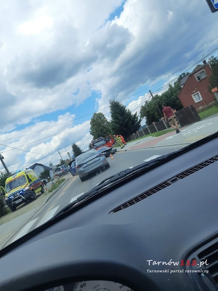 Zderzenie dwóch samochodów na drodze wojewódzkiej nr 975 w...