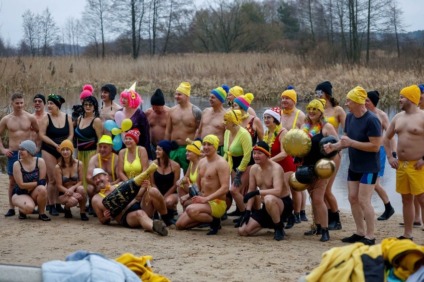 Podlaski Klub Morsów przywitał Nowy Rok na plaży w...