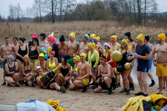 Podlaski Klub Morsów przywitał Nowy Rok na plaży w Wasilkowie