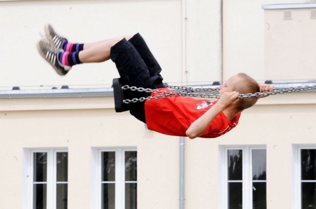 - Jak sala jest zamknięta to bawimy się na huśtawce przed budynkiem - mówi Kacper. - Albo gramy w nogę na boisku.