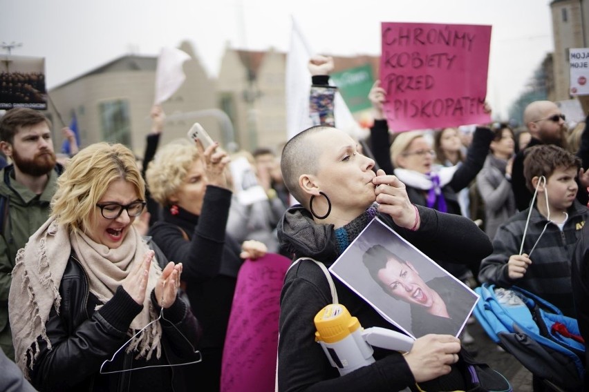 Manifestacja na placu Mickiewicza: "Stop dla zakazu aborcji....