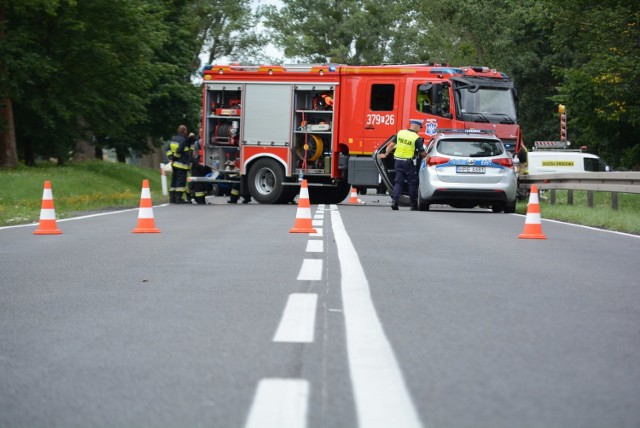 Do wypadku doszło w sobotę 10 sierpnia na drodze krajowej nr 24 przed miejscowością Wierzbno. Na miejscu zginął kierujący skuterem. Na miejscu pracują lubuscy policjanci oraz strażacy. - Droga do czasu zakończenia pracy prokuratora nie będzie przejezdna. Może to potrwać do czterech godzin - relacjonuje policjant pracujący na miejscu zdarzenia.