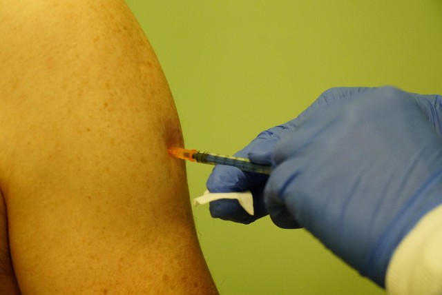 Szczepienia przeciwko Covid-19 obejmują na razie pracowników służby zdrowia. Od połowy stycznia ruszą ogólne zapisy na szczepienia