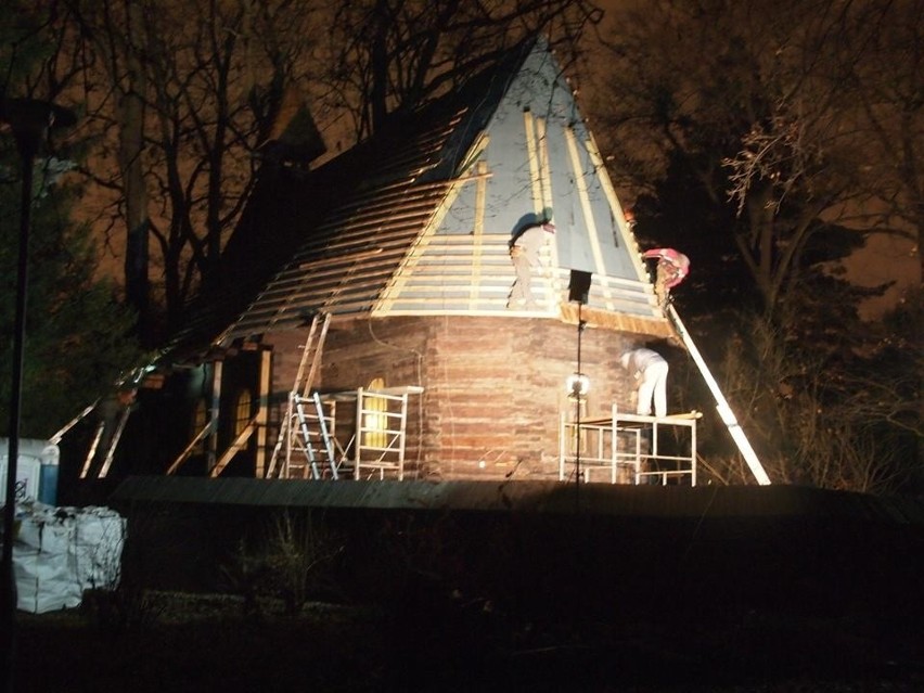 Remont dachu kościółka w parku Szczytnickim
