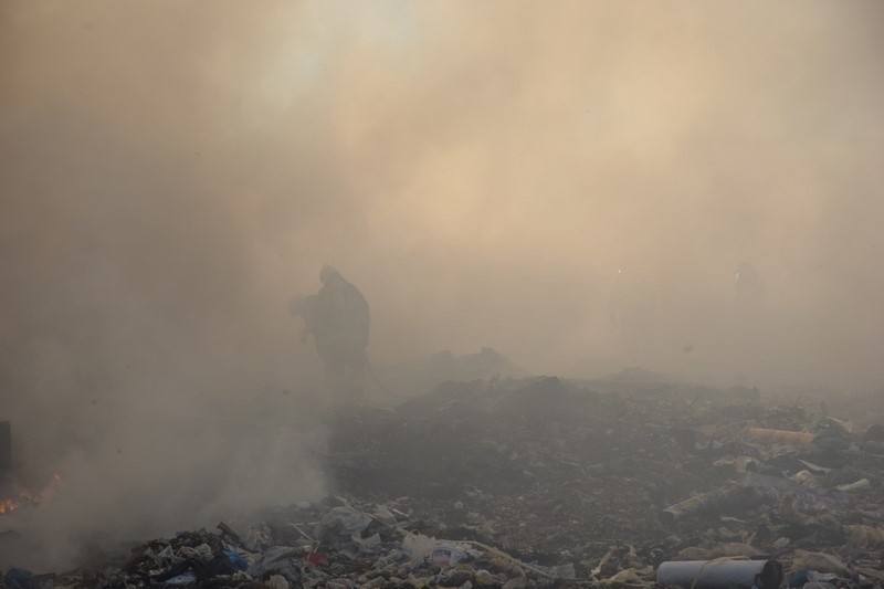 Pożar wysypiska śmieci w Mostkach koło Zduńskiej Woli