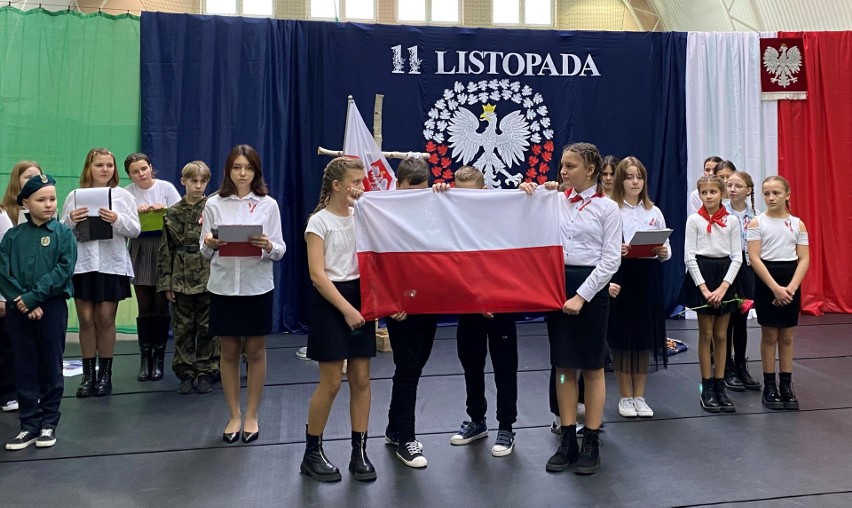 Święto Niepodległości 2022 w Zalasiu. Społeczność Szkoły Podstawowej w Zalasiu wzięła udział w ogólnopolskiej akcji „Niepodległa do hymnu”