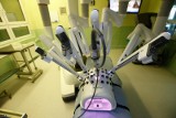 Operacje z wykorzystaniem robota da Vinci to wiele korzyści dla pacjenta. Są dokładniejsze, minimalizują urazy