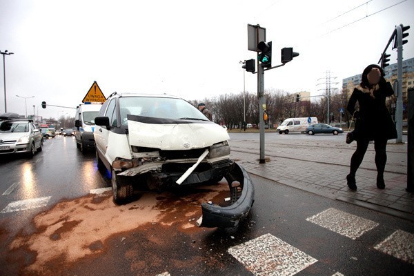 Wypadek na Włókniarzy . Kierowca z urazem kręgosłupa trafił do szpitala (wideo)