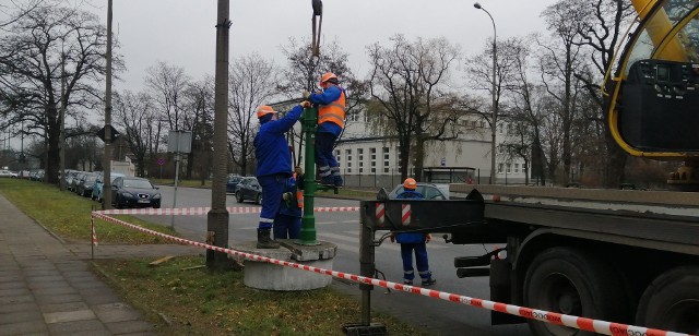 Studnię podniesiono dźwigiem i zabrano do warsztatu...