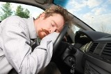 Zasypianie za kierownicą. Jakie są sygnały zmęczenia? 