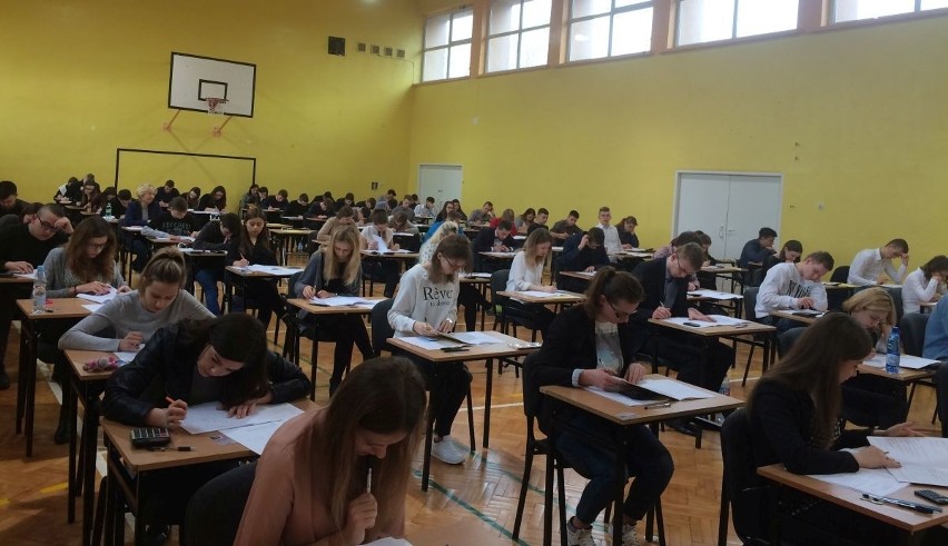 Matura próbna z matematyki w Ostrowcu. Uczniowie "Bronka" dali radę