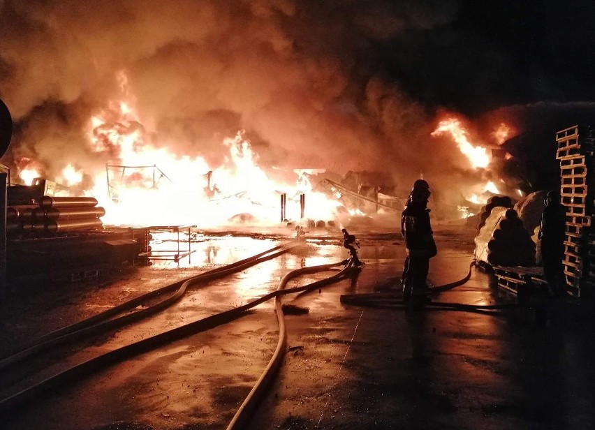 Potężny pożar w zakładzie produkującym folię w Kolbuszowej. Z ogniem walczyło około 30 zastępów straży pożarnej! (ZDJĘCIA)