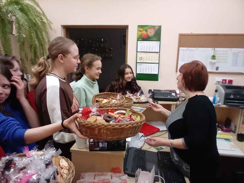Uczniowie ze szkoły w Bodzechowie obchodzili Walentynki. Były miłosne ciasteczka, romantyczna muzyka i quiz. Zobaczcie zdjęcia 