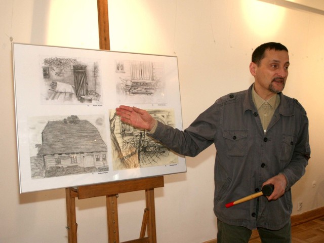 Na aukcji zostały sprzedane prace uczniów szkoły plastycznej. Aukcję w radomskiej bibliotece przeprowadził Kazimierz Łyszcz.