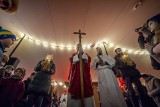 Wielki Piątek w Poznaniu. W kościołach odbywa się Liturgia Męki Pańskiej. Zobacz zdjęcia z katedry i parafii na Łacinie