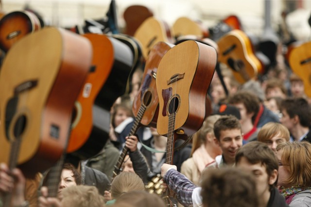 Gitarowy Rekord Guinnessa to jedna z majówkowych propozycji