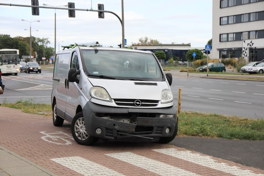 W Toruniu bus zderzył się z karawanem. Nikomu nic się nie...