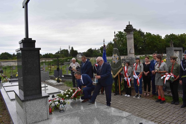 Po zakończeniu uroczystości zebrani udali się na cmentarz parafialny w Opatowcu, gdzie złożono wieńce i zapalono znicze przed mogiłą upamiętniającą ofiary mordu.