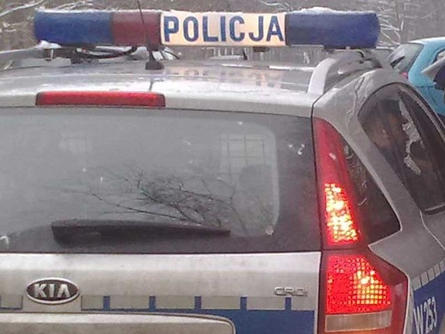 Policjanci ostrzegają przed szybką jazdą. Drogi są śliskie!