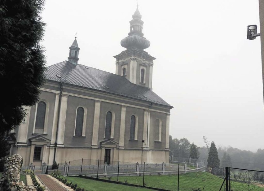 Na ścianie plebanii zamontowana jest kamera (na zdjęciu po...