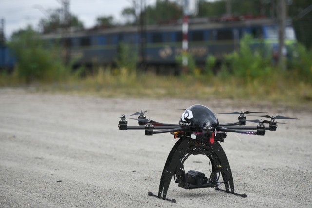 Prezentacja drona dron pkp cargo ruda slaska 2.9.2015 fot. maciej gapinski / polska press