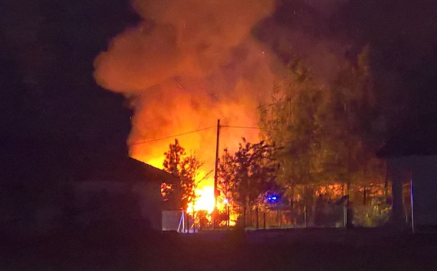 Nocny pożar na Dzikowie. Spłonęły dwa samochody i inne pojazdy!