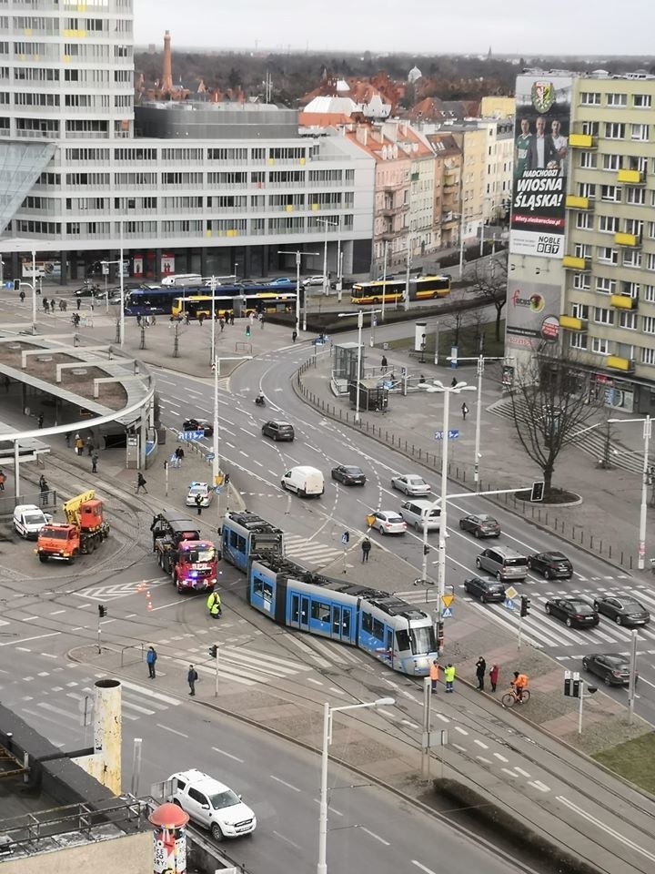 Wykolejenie na placu Grunwaldzkim. Skoda przeskoczyła na torowisko w przeciwną stronę