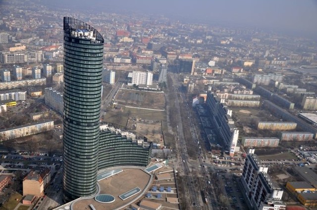 Wieżowiec SKy Tower powstał we Wrocławiu powstał w latach 2007-2012 w miejscu dawnego PoltegoruPobiegną na szczyt jednego z najwyższych budynków w Polsce