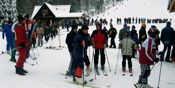 Wyciąg narciarski Laworta w Ustrzykach Dolnych. Zdjęcie sprzed wejścia Polski do strefy Schengen. Ponad połowa uwiecznionych na fotografii narciarzy to goście z Ukrainy.