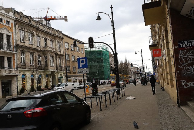 Nowy apartamentowiec przy skrzyżowaniu ul. Piotrkowskiej z ul. Wigury jest już prawie pod dachem. W budynku tym będzie funkcjonował pierwszy w Łodzi i jeden z bardzo nielicznych w Polsce w pełni automatyczny piętrowy parking samochodowy. Auta będą tam parkowane na siedmiu poziomach, po trzy na piętrze, na ruchomych platformach parkingowych - całość będzie sterowana komputerowo.