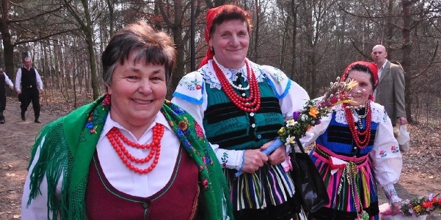 W Niedzieli Palmowej w skansenie uczestniczyły między innymi: Krystyna Krajewska z zespołu Łaguszowianki (od lewej) oraz Barbara Kietlińska i Józefa Siwiec z zespołu Zakukała Kukułeczka.