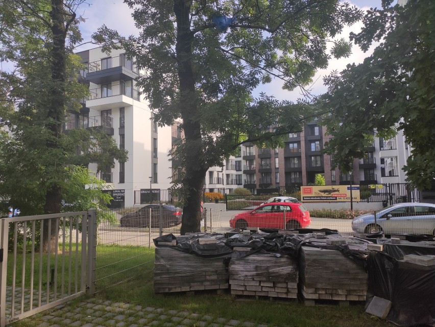 Kraków. Droga pod oknami mieszkańców, w miejsce drzew i parkingu. Protestujący piszą do prezydenta Majchrowskiego