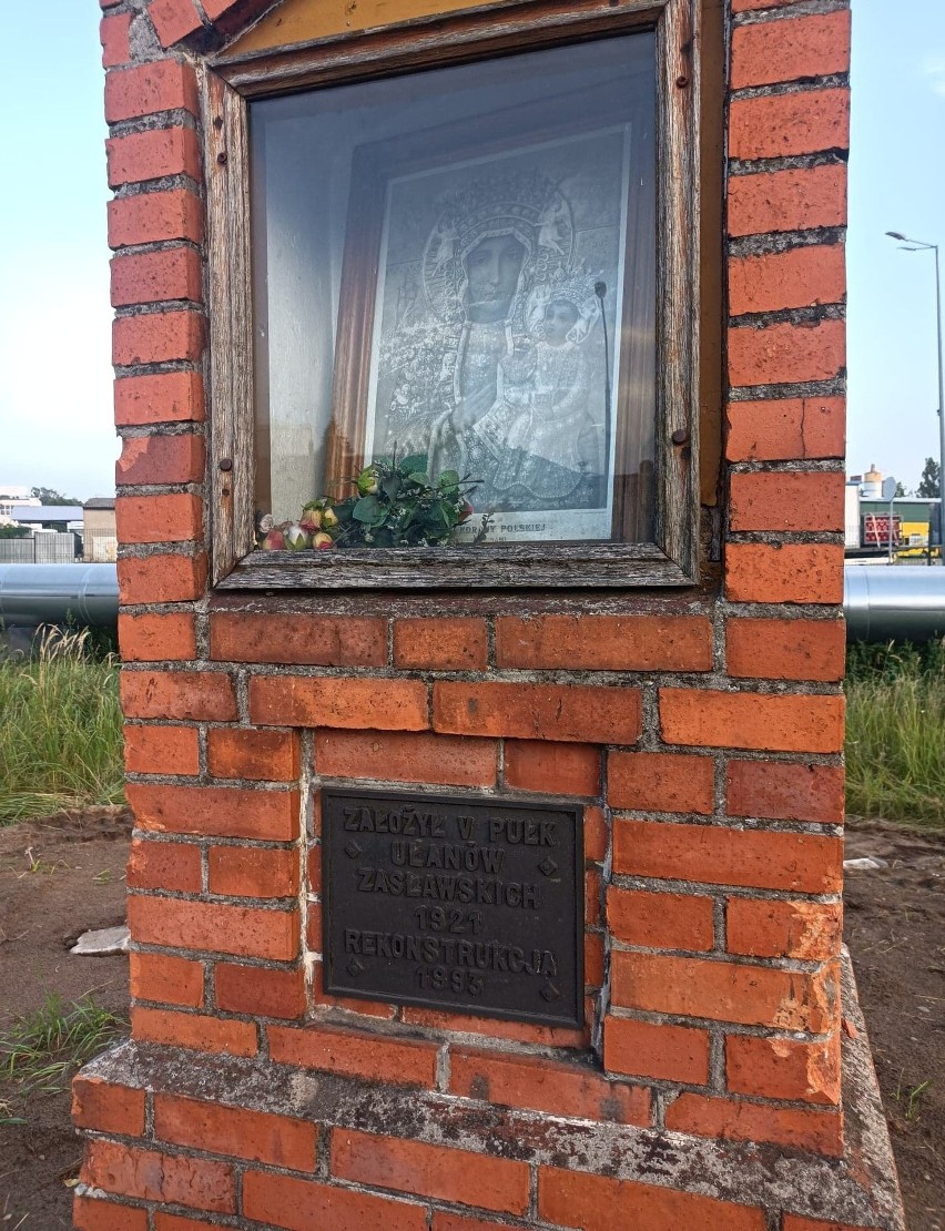 Ostrołęka. Kapliczka w Wojciechowicach przetrwała wojnę i komunizm. Budowy ścieżki rowerowej nie przetrwała…