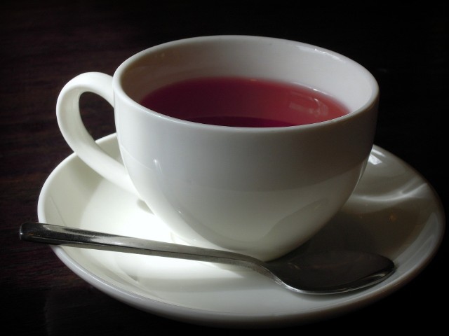 Czerwona herbata wpływa na cały organizm. Warto zatem sięgać po nią jak najczęściej. Jakie skutki ma picie takiego napoju? Zobacz wszystkie właściwości czerwonej herbaty --->
