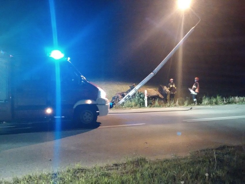 Wypadek w Przysusze. BMW uderzyło w latarnię. Poszkodowany 21-latek