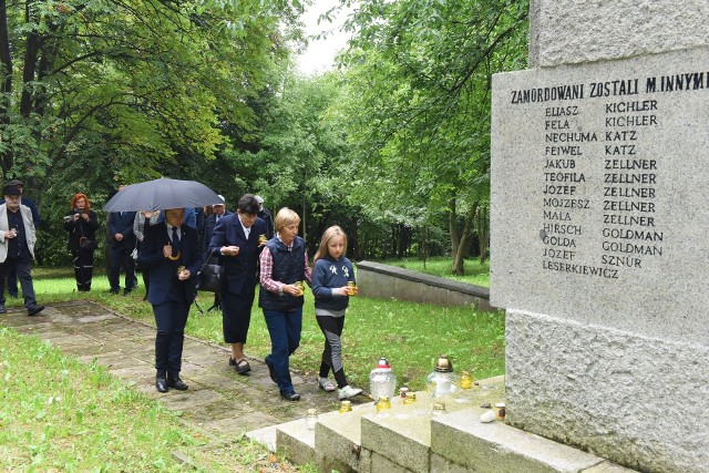 Wojenną tragedię w Wieliczce upamiętnia pomnik wzniesiony przy kirkucie na Grabówkach w latach 60. XX wieku. To właśnie tu oraz przy tablicy pamiątkowej, wmurowanej przed dekadą przy Rynku Górnym (na aptece „Rumianek”), obchodzone są rocznice zagłady wielickich Żydów