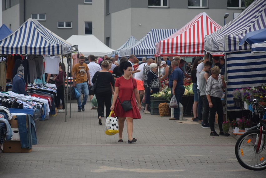 Niedzielny targ w Wierzbicy. Byli handlujący i kupujący (ZDJĘCIA)