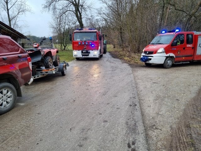 Akcja ratunkowa w gminie Nagłowice. Policjanci i strażacy szukali w lesie rannego mężczyzny [ZDJĘCIA]