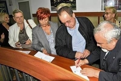 Prof. Ryszard Tadeusiewicz po wykładzie inauguracyjnym podpisywał indeksy studentom-seniorom Fot. Barbara Ciryt