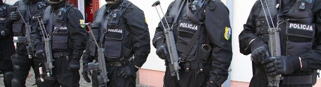 Policjanci w kamizelkach kuloodpornych pojawili się w czwartek w Tesco w Zielonej Górze. Zatrzymano groźnego bandytę lub bandytów.